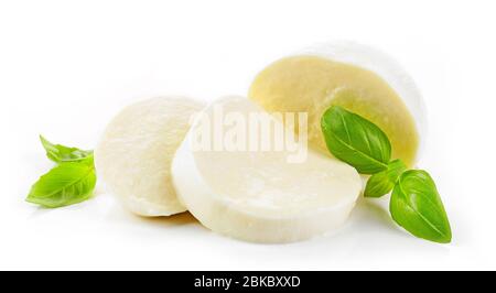 Fromage mozzarella isolé sur fond blanc Banque D'Images