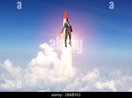 Personne d'affaires dans aviator hat flying sur rocket Banque D'Images