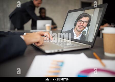 Homme d'affaires travaille à distance avec un vidéocall en raison de la quarantaine du coronavirus covid19. Concept de travail intelligent Banque D'Images