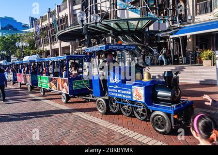 Sydney, Australie - 3 juillet 2011 : train jouet, une attraction touristique populaire dans la région de Darling Harbour Banque D'Images