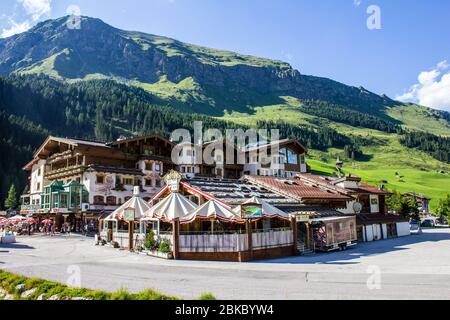 Tux, Autriche - 9 août 2019 : vue sur l'hôtel Neuhintertux et le bar Hohenhaus Tenne, en été Banque D'Images