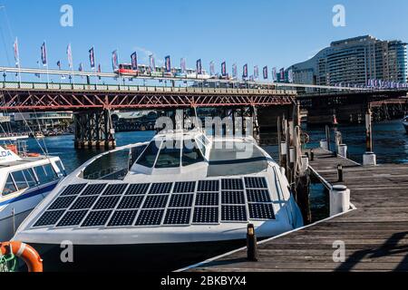 Sydney, Australie - 3 juillet 2011 : un bateau à moteur moderne avec panneaux solaires amarré à la marina de Darling Harbour Banque D'Images