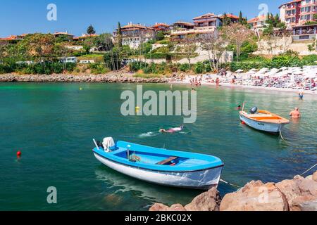 nessebar, bulgarie - SEP 02, 2019: Bateaux dans le port d'une vieille ville. Destination touristique populaire. Beau temps ensoleillé. Maisons de pêcheurs anciennes et o Banque D'Images