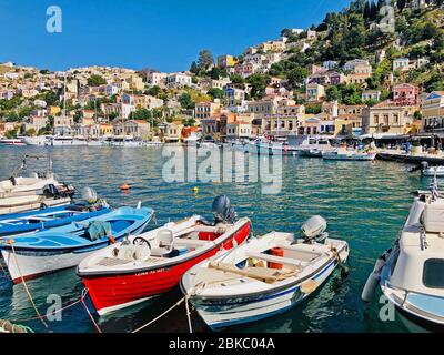 Île Simi, Grèce - 13 MAI 2019: Belle vue des bateaux et des maisons colorées sur les rochers sur l'île grecque Simi (Symi), Dodécanesse Banque D'Images