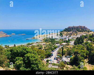 Vue panoramique sur Lindos, célèbre village historique de Rhodes, Grèce Banque D'Images