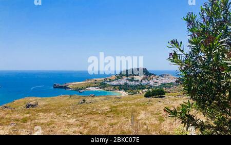 Vue panoramique sur Lindos, célèbre village historique de Rhodes, Grèce Banque D'Images