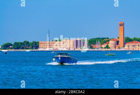 Bateaux de pêche dans la lagune de Venise et l'église Chiesa parrocchiale di Sant'Elena Imperatrice et Marina Santelena bateau club à l'île, Venise, Italie Banque D'Images