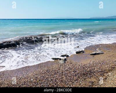 Belles vagues de mer Égée en Grèce, île de Rhodes Banque D'Images