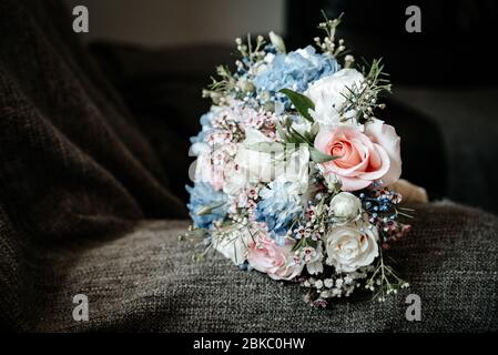 Bouquet de mariage avec des roses, des pâquerettes et des baies rouges Banque D'Images