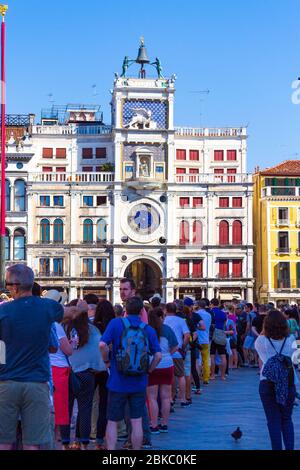 Les gens font la queue sur la place Saint-Marc devant la tour de écluse, qui attend d'entrer dans la basilique Saint-Marc, Venise, Italie Banque D'Images