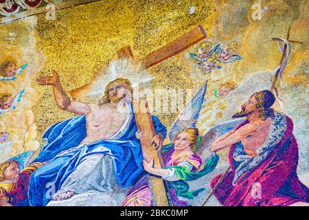 Mosaïque à la basilique Saint-Marc façade sur l'entrée principale représentant l'Ascension de Jésus-Christ, Venise Italie Banque D'Images