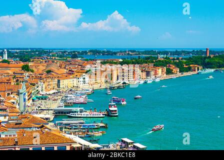 Vue panoramique aérienne sur le front de mer de Venise avec de nombreux bateaux touristiques naviguant dans le lagon, les quais et le continent depuis la tour Campanile de St Marc Banque D'Images