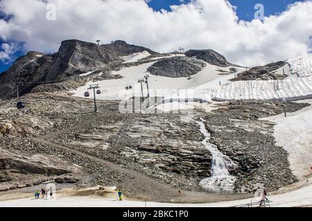 Hintertux, Autriche - 9 août 2019 : vue sur le glacier Hintertux en été, vallée de Zillertal, Tyrol, Autriche Banque D'Images