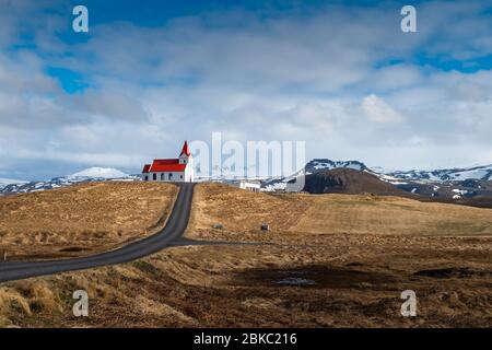 Vue panoramique sur l'église Ingjaldsholskirkja à Hellissandur, en Islande. Image incroyable du paysage et de l'architecture islandaises. Église isolée dans un Banque D'Images