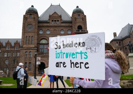 Des manifestants se rassemblent à l'extérieur de l'édifice de l'Assemblée législative de l'Ontario à Queen's Park pour protester contre la fermeture de la COVID-19. Banque D'Images