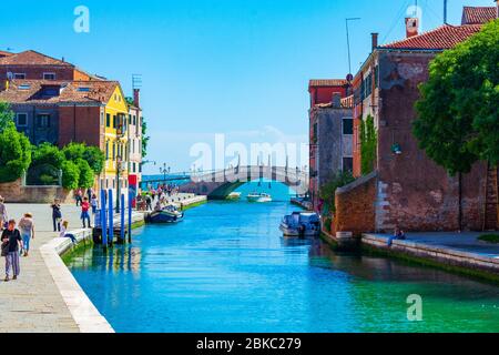 Vue sur le canal Rio del Arsenale et le pont Puente Arsenale au loin et sur la lagune de Venise à la belle journée d'été, le 2017 juin Banque D'Images