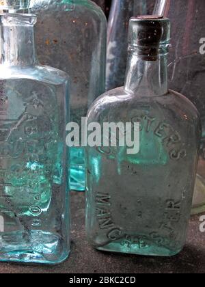 Bouteilles de lait et de médicaments en verre victorien, recyclables Banque D'Images