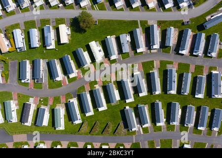 Ayr, Écosse, Royaume-Uni. 4 mai 2020. Vue aérienne des caravanes au parc de vacances Craig Tara Caravan, au sud d'Ayr. Le parc de vacances est fermé pendant le verrouillage du coronavirus et les caravanes restent vides sur ce qui serait un week-end animé. Le parc est sur ce qui était autrefois le parc de vacances Ayr Butlins. Iain Masterton/Alay Live News Banque D'Images