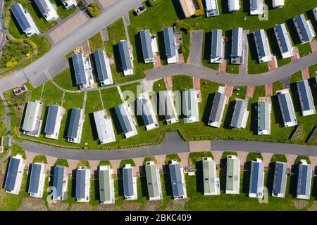 Ayr, Écosse, Royaume-Uni. 4 mai 2020. Vue aérienne des caravanes au parc de vacances Craig Tara Caravan, au sud d'Ayr. Le parc de vacances est fermé pendant le verrouillage du coronavirus et les caravanes restent vides sur ce qui serait un week-end animé. Le parc est sur ce qui était autrefois le parc de vacances Ayr Butlins. Iain Masterton/Alay Live News Banque D'Images