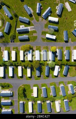 Ayr, Écosse, Royaume-Uni. 4 mai 2020. Vue aérienne des caravanes au parc de vacances Craig Tara Caravan, au sud d'Ayr. Le parc de vacances est fermé pendant le verrouillage du coronavirus et les caravanes restent vides sur ce qui serait un week-end animé. Le parc est sur ce qui était autrefois le parc de vacances Ayr Butlins. Iain Masterton/Alay Live News Banque D'Images