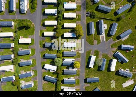 Ayr, Écosse, Royaume-Uni. 4 mai 2020. Vue aérienne des caravanes au parc de vacances Craig Tara Caravan, au sud d'Ayr. Le parc de vacances est fermé pendant le verrouillage du coronavirus et les caravanes restent vides sur ce qui serait un week-end animé. Le parc est sur ce qui était autrefois le parc de vacances Ayr Butlins. Iain Masterton/Alay Live News Banque D'Images