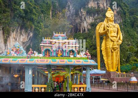 Personnes visitant le sanctuaire hindou sacré des grottes de Batu à la périphérie de Kuala Lumpur, Malaisie Banque D'Images