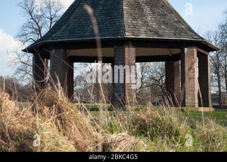 Octagon Pavillon octogonal Open Air Folly Landscape Architecture à Kensington Gardens, Londres W2 2UH Banque D'Images