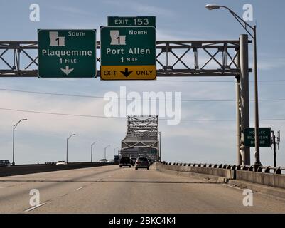 Baton Rouge, Louisiane, États-Unis - 2020 : le pont Horace Wilkinson transporte l'Interstate 10 en Louisiane, en traversant le fleuve Mississippi jusqu'à Port Allen. Banque D'Images