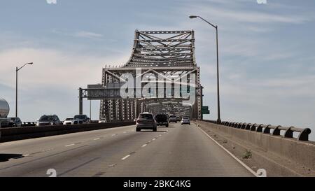 Baton Rouge, Louisiane, États-Unis - 2020 : le pont Horace Wilkinson transporte l'Interstate 10 en Louisiane, en traversant le fleuve Mississippi jusqu'à Port Allen. Banque D'Images