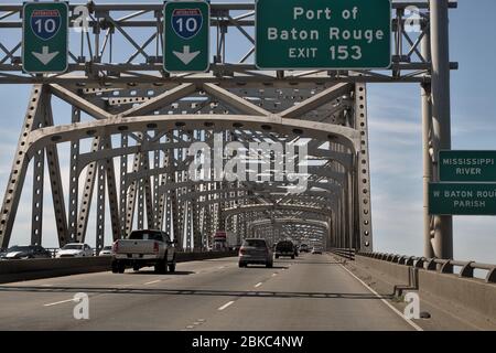 Baton Rouge, Louisiane, États-Unis - 2020 : le pont Horace Wilkinson transporte l'Interstate 10 en Louisiane, en traversant le fleuve Mississippi jusqu'à Port Allen. Banque D'Images