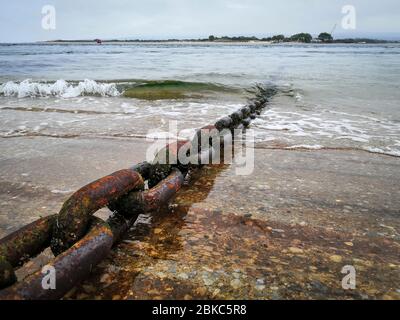 Poole, Royaume-Uni. 3 mai 2020. Poole, Royaume-Uni. Dimanche 3 mai 2020. Le ferry Sandbanks est retiré pendant le verrouillage de Coronavirus à Poole, au Royaume-Uni. Laisser les chaînes métalliques lourdes sur le chemin de glissement. Crédit: Thomas Faull/Alay Live News Banque D'Images