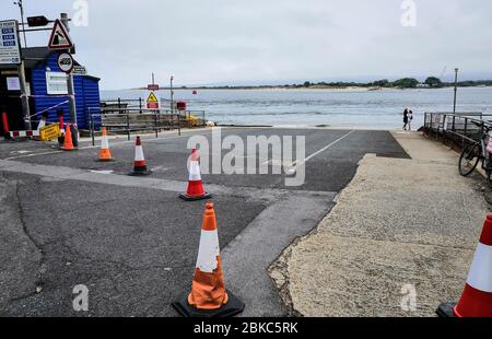 Poole, Royaume-Uni. 3 mai 2020. Poole, Royaume-Uni. Dimanche 3 mai 2020. Le ferry Sandbanks est retiré pendant le verrouillage de Coronavirus à Poole, au Royaume-Uni. Laisser les chaînes métalliques lourdes sur le chemin de glissement. Crédit: Thomas Faull/Alay Live News Banque D'Images