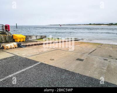 Poole, Royaume-Uni. 3 mai 2020. Poole, Royaume-Uni. Dimanche 3 mai 2020. Le ferry Sandbanks est retiré pendant le verrouillage de Coronavirus à Poole, au Royaume-Uni. Laisser les chaînes métalliques lourdes sur le chemin de glissement. Crédit: Thomas Faull/Alay Live News Banque D'Images