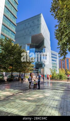 Bâtiment du centre commercial Toptani au centre de Tirana, Albanie. Des personnes non identifiées qui marchent dans la rue près du centre commercial moderne. Banque D'Images