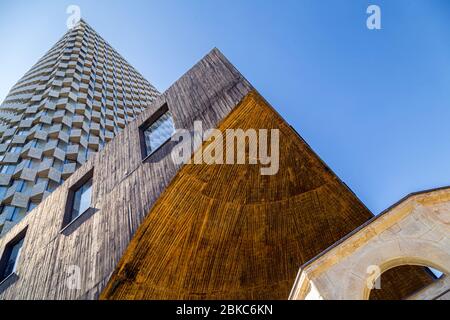 Détail des bâtiments modernes de la tour au centre de Tirana, Albanie Banque D'Images