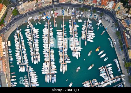 Vue sur le port avec bateaux amarrés, yachts et voiliers en mer Ligurienne. Santa Margherita Ligure est une riviera italienne près de Portofino et Banque D'Images