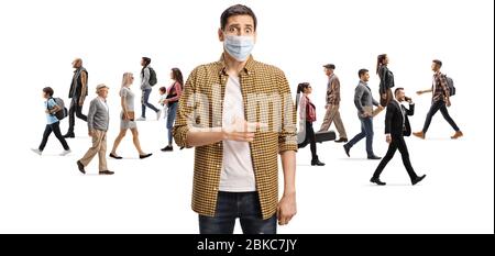 Déçu l'homme avec un masque protecteur pointant vers un groupe de personnes marchant sans masques isolés sur fond blanc Banque D'Images