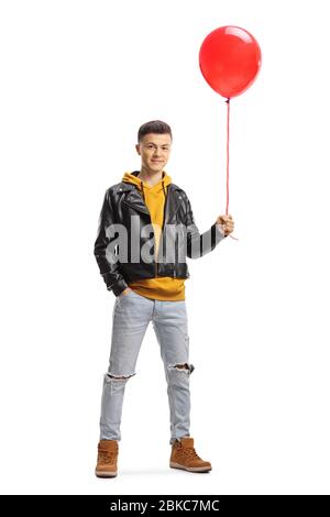 Portrait complet d'un jeune homme tenant un ballon rouge isolé sur fond blanc Banque D'Images