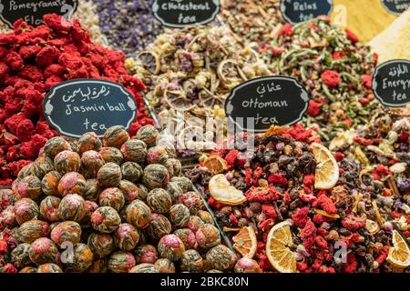 Délices turcs et en-cas dans le bazar aux épices d'Istanbul. Sécher les fruits de figue et de datte, l'abricot, la noisette. Banque D'Images