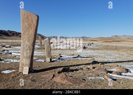 Les pierres de cerf sont des mégalithes anciens trouvés en Sibérie et en Mongolie. Le nom vient de leurs représentations sculptées de cerf volant. Banque D'Images