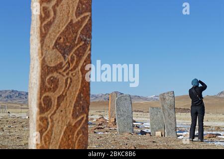 Les pierres de cerf sont des mégalithes anciens trouvés en Sibérie et en Mongolie. Le nom vient de leurs représentations sculptées de cerf volant. Banque D'Images