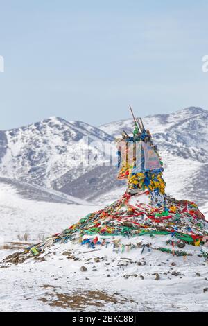 Ovoo dans un paysage de montagne. Ovoo sont des tas de pierre sacrées utilisés comme autels ou sanctuaires dans les pratiques religieuses folkloriques mongoles. Banque D'Images