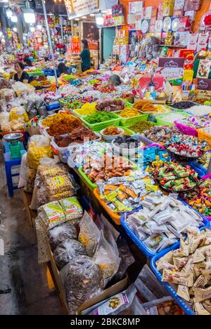 Fruits secs, noix et autres bonbons, rue Hang Buom, vieux quartier, Hanoi, Vietnam Banque D'Images