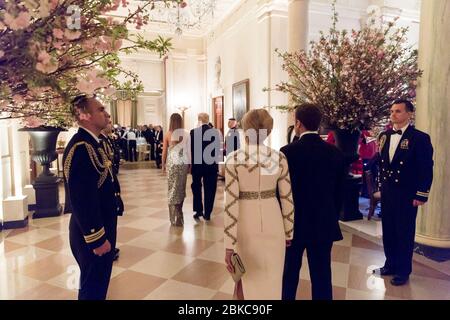 Lors d’une visite d’État à la Maison Blanche, le président Trump et la première dame Melania Trump ont accueilli le président français Emmanuel Macron et son épouse Brigitte Macron lors d’un dîner officiel d’État, renforçant les relations américano-françaises. Banque D'Images