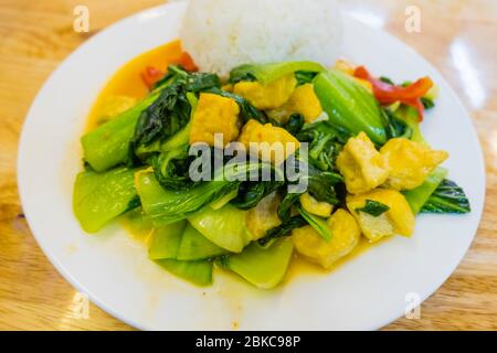 Mélanger les légumes frits et le tofu avec le riz, le vieux quartier, Hanoi, Vietnam Banque D'Images