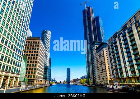 Vue sur les gratte-ciel contemporains du quai des Canaries et de South Quay depuis le pont de pied de South Quay, Londres, Royaume-Uni Banque D'Images