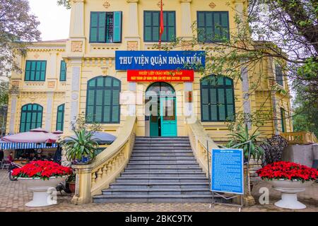 Bâtiment de style colonial français, jardin de fleurs Hang Trong, district de Hoan Kiem, Hanoi, Vietnam Banque D'Images