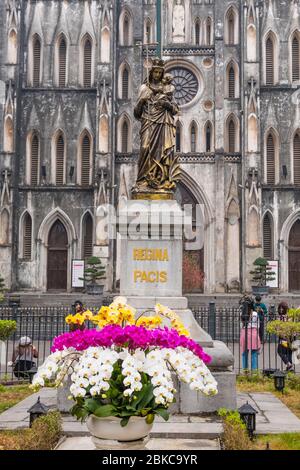 Reine de la paix statu, devant Nha à Lon, cathédrale St Joseph, district de Hoan Kiem, Hanoi, Vietnam Banque D'Images