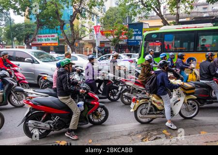 Après-midi congestion, rue Dien bien Phu, district de Ba Dinh, Hanoi, Vietnam Banque D'Images