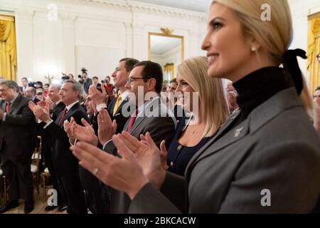 Le président Donald J. Trump se félicite de son discours le jeudi 6 février 2020 dans la salle est de la Maison Blanche, en réponse à la procédure de destitution du Sénat américain. Le président Trump fait des remarques Banque D'Images